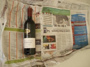 Vinho em jornal aberto